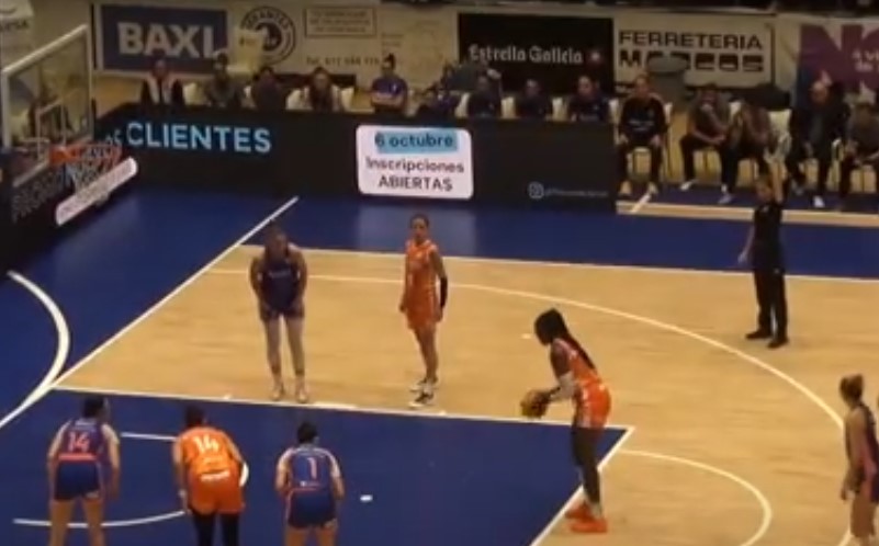 Awa Fam lanza un tiro libre en la cancha del Baxi Ferrol