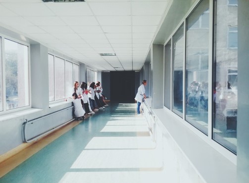 Doctores reunidos en el pasillo de un hospital público