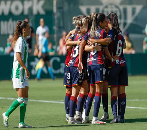 Jugadoras Levante celebran el 0 3
