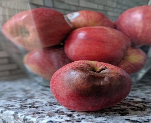 Manzanas podridas, que representan la corrupción de Ayuso y el PP.
