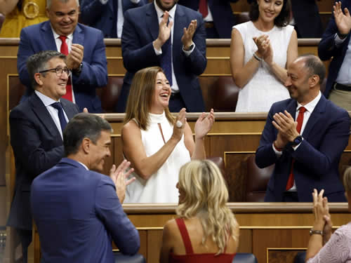 Plana del PSOE aplaudiendo a Armengol